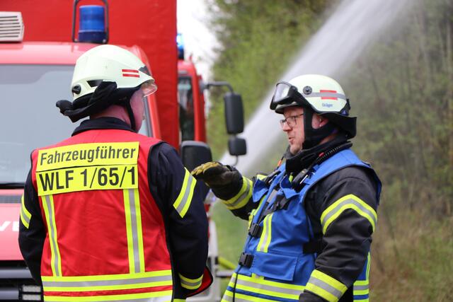 Der Brand- und Katastrophenschutz des Landkreises Germersheim führte bei 
Scheibenhardt  gemeinsam  mit  den  Feuerwehren  der  angrenzenden  Gemeinden und französischen Feuerwehreinheiten eine Waldbrandübung durch | Foto: Heike Schwitalla