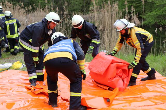 Faltbehälter für Löschwasser-Vorräte werden vorbereitet | Foto: Heike Schwitalla