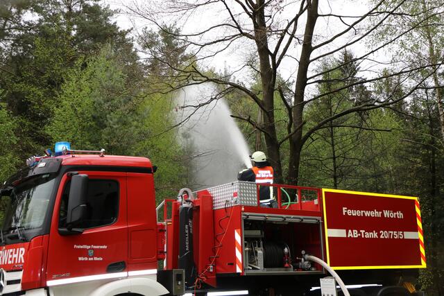 Der Brand- und Katastrophenschutz des Landkreises Germersheim führte bei 
Scheibenhardt  gemeinsam  mit  den  Feuerwehren  der  angrenzenden  Gemeinden und französischen Feuerwehreinheiten eine Waldbrandübung durch | Foto: Heike Schwitalla
