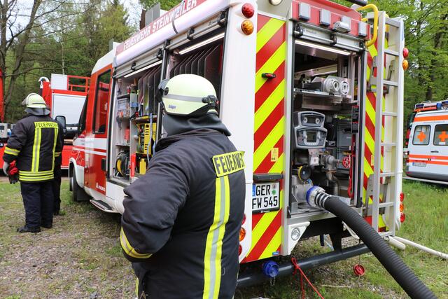 Der Brand- und Katastrophenschutz des Landkreises Germersheim führte bei 
Scheibenhardt  gemeinsam  mit  den  Feuerwehren  der  angrenzenden  Gemeinden und französischen Feuerwehreinheiten eine Waldbrandübung durch | Foto: Heike Schwitalla