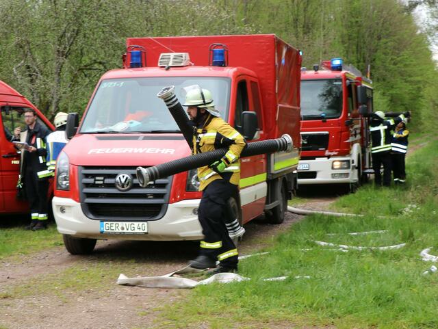 Der Brand- und Katastrophenschutz des Landkreises Germersheim führte bei 
Scheibenhardt  gemeinsam  mit  den  Feuerwehren  der  angrenzenden  Gemeinden und französischen Feuerwehreinheiten eine Waldbrandübung durch | Foto: Heike Schwitalla