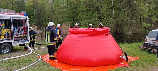 Der Brand- und Katastrophenschutz des Landkreises Germersheim führte bei 
Scheibenhardt  gemeinsam  mit  den  Feuerwehren  der  angrenzenden  Gemeinden und französischen Feuerwehreinheiten eine Waldbrandübung durch | Foto: Heike Schwitalla
