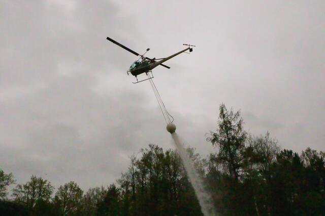 Über dem Brand lässt der Hubschrauber Wasser ab | Foto: Heike Schwitalla
