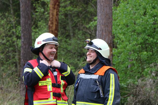 Der Brand- und Katastrophenschutz des Landkreises Germersheim führte bei 
Scheibenhardt  gemeinsam  mit  den  Feuerwehren  der  angrenzenden  Gemeinden und französischen Feuerwehreinheiten eine Waldbrandübung durch | Foto: Heike Schwitalla