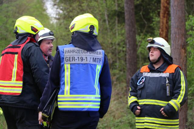 Der Brand- und Katastrophenschutz des Landkreises Germersheim führte bei 
Scheibenhardt  gemeinsam  mit  den  Feuerwehren  der  angrenzenden  Gemeinden und französischen Feuerwehreinheiten eine Waldbrandübung durch | Foto: Heike Schwitalla