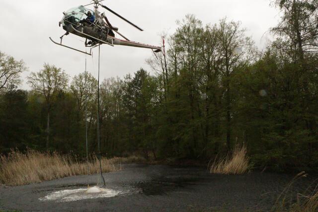 Am Löschteich füllt der Hubschrauber seinen Wasserbehälter in Sekunden | Foto: Heike Schwitalla