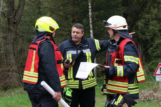 Der Brand- und Katastrophenschutz des Landkreises Germersheim führte bei 
Scheibenhardt  gemeinsam  mit  den  Feuerwehren  der  angrenzenden  Gemeinden und französischen Feuerwehreinheiten eine Waldbrandübung durch | Foto: Heike Schwitalla