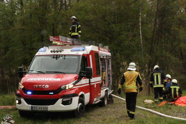 Der Brand- und Katastrophenschutz des Landkreises Germersheim führte bei 
Scheibenhardt  gemeinsam  mit  den  Feuerwehren  der  angrenzenden  Gemeinden und französischen Feuerwehreinheiten eine Waldbrandübung durch | Foto: Heike Schwitalla