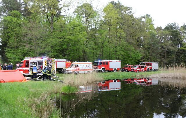 Der Brand- und Katastrophenschutz des Landkreises Germersheim führte bei 
Scheibenhardt  gemeinsam  mit  den  Feuerwehren  der  angrenzenden  Gemeinden und französischen Feuerwehreinheiten eine Waldbrandübung durch | Foto: Heike Schwitalla