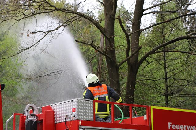 Der Brand- und Katastrophenschutz des Landkreises Germersheim führte bei 
Scheibenhardt  gemeinsam  mit  den  Feuerwehren  der  angrenzenden  Gemeinden und französischen Feuerwehreinheiten eine Waldbrandübung durch | Foto: Heike Schwitalla