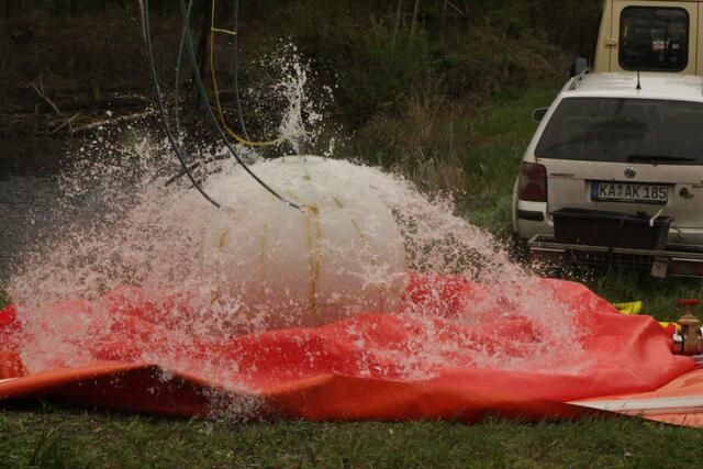 Millimeterarbeit - Auch im Faltbehälter kann der Hubschrauber seinen Wasserbehälter füllen | Foto: Heike Schwitalla