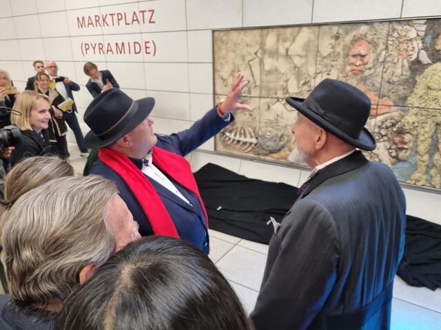 Anton Goll erläutert, Markus Lüpertz und Altkanzler Gerhard Schröder (vorne links) hören zu  | Foto: www.jowapress.de