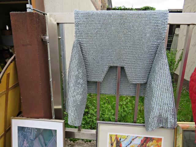 Sogar ein schweres Kettenhemd hing zum Verkauf | Foto: Brigitte Melder