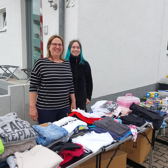 Bianca Staßen mit Tochter hatten auch etliches ausgeräumt | Foto: Brigitte Melder