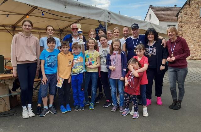 Ein Teil der größten Truppe (Pfälzer Waldverein) nahm den Pokal entgegen | Foto: |szip