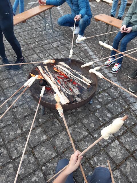 Das Stockbrot war für Jung und Alt wieder ein Highlight | Foto: |szip