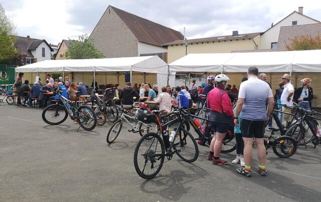 In der Mittagszeit sammelten sich die Hungrigen auf dem Marktplatz | Foto: |LWeller