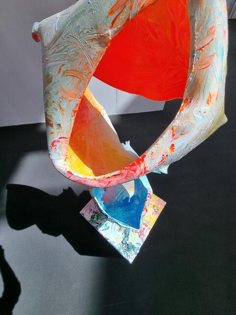 "Desert Sun" von Arne Quinze - Aluminium und Acry auf Marmor | Foto: www.jowapress.de