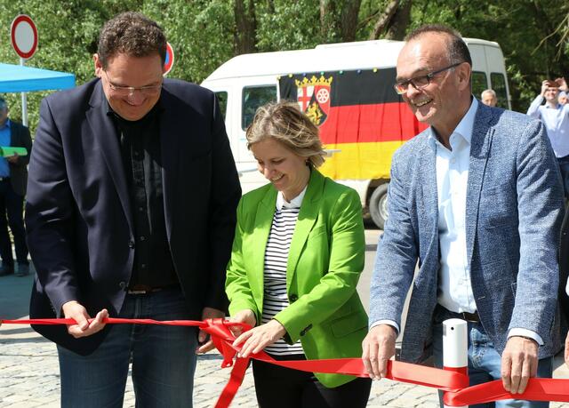 Matthias Schardt, Bürgermeister der Verbandsgemeinde Rülzheim, Ministerin Katrin Eder und Landrat Fritz Bechtel durchtrennen das Band und eröffnen den Zugang zum neu gestalteten Rheinvorland | Foto: Heike Schwitalla