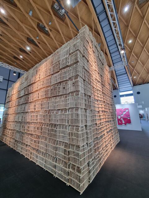 "The Cage II" - von Fahar Al-Salih: "Die Nachtigal als eigentliche Bewohnerin der irakischen Käfige, spielt in ihrer Abwesenheit eine wichtige und präsente Rolle in der persichen Literatur, Kunst und Geschichte - wird dabei als wichtiges Symbol für Sehnsucht und Freiheit genutzt".
Die Käfige werden übrigens in Handarbeit aus Palmblarrabfall in Familienbetrieben hergestellt. | Foto: www.jowapress.de