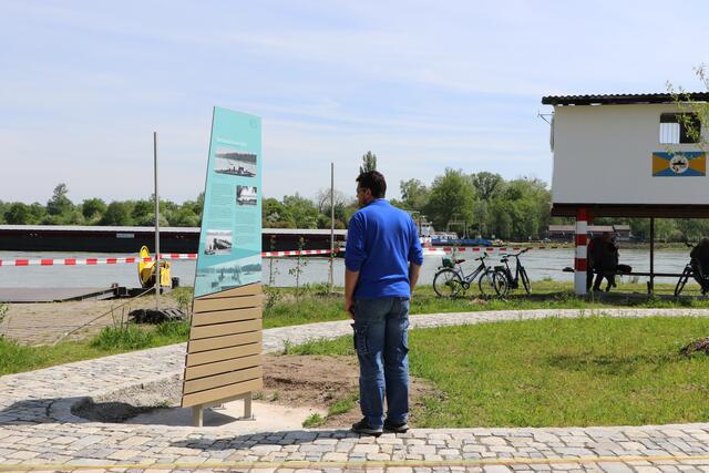 eine Info-Tafel gibt Auskunft über die Geschichte der Leimersheimer Fähre | Foto: Heike Schwitalla