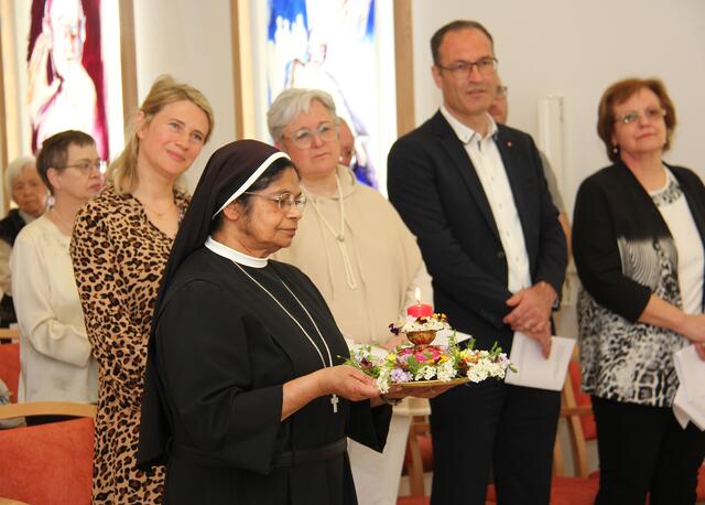 Schwester Stella während des Dankesgebets ihrer Mitschwestern. | Foto: Julia Koch