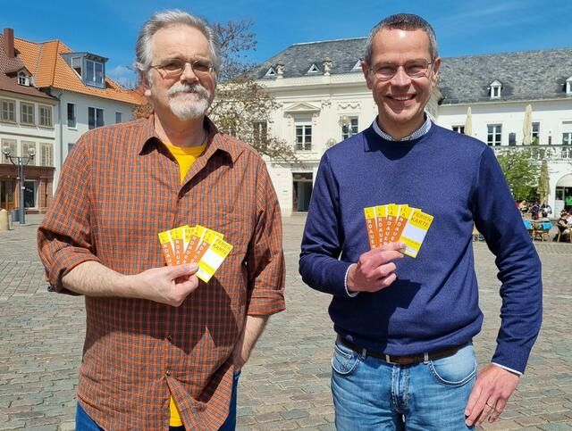 Jugenddezernent Maximilian Ingenthron (rechts) und Stadtjugendpfleger Arno Schönhöfer mit der Ferienkarte, die ab 22. Mai erhältlich ist | Foto: Stadt Landau