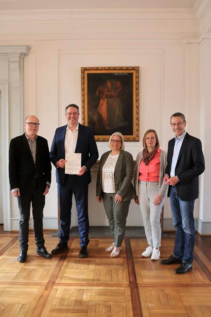 Bei der Übergabe des Zuwendungsbescheids: Landaus Oberbürgermeister Dominik Geißler, Minister Alexander Schweitzer, Fabia Heischling, Referentin Pflege, Gut leben im Alter beim Ministerium für Arbeit, Soziales, Transformation und Digitalisierung, Sozialstation-Vorständin Sabine Löhr und Landaus Bürgermeister Maximilian Ingenthron | Foto: Stadt Landau