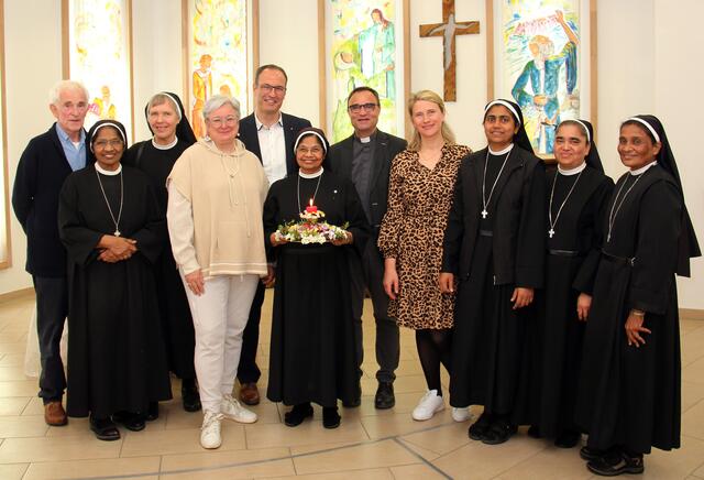 Gruppenbild mit Schwester Stella, dem Caritas-Vorstand Regina Hertlein und Volker Hemmerich, Dekan Karl Jung, Heimleiterin Yuliya Kostiv, dem früheren Caritas-Direktor Franz-Pfeifer und den Benediktinerinnen der Heiligen Lioba. | Foto: Julia Koch