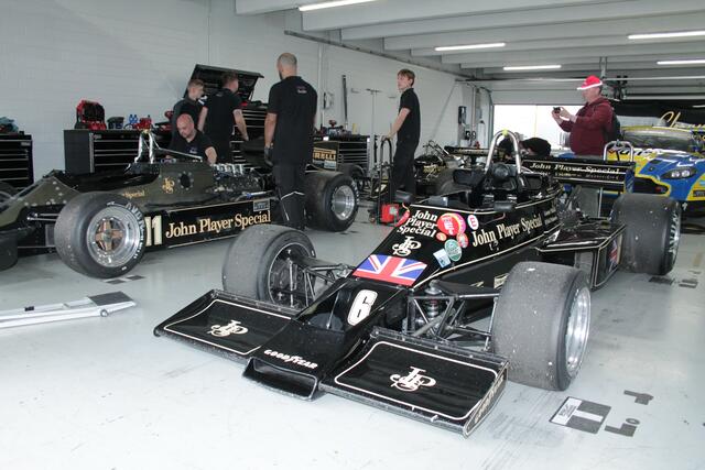Zwei Lotus-Formel 1-Rennwagen in der Box (Foto Michael Sonnick)