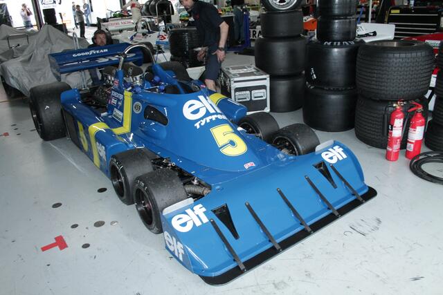 Der legendäre 6-Rad Tyrrell-Formel 1 mit vier kleinen Vorderreifen (Foto Michael Sonnick)