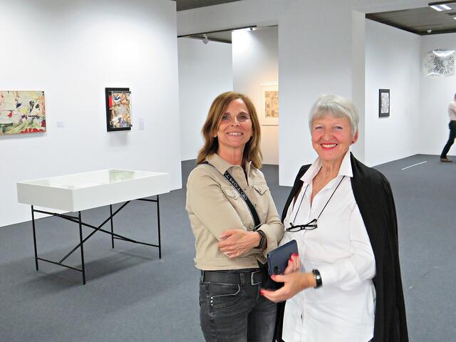 Genossen die Ausstellung: Eveline Teister-Loch und Gitti Seiler | Foto: Brigitte Melder