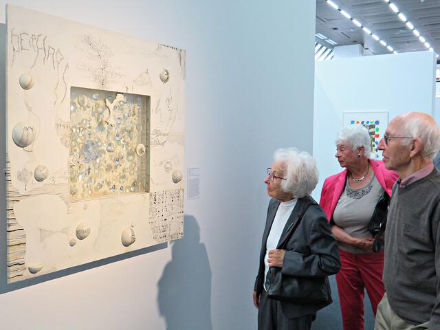 Interessierte Blicke auf das Werk von Mary Bauermeister | Foto: Brigitte Melder