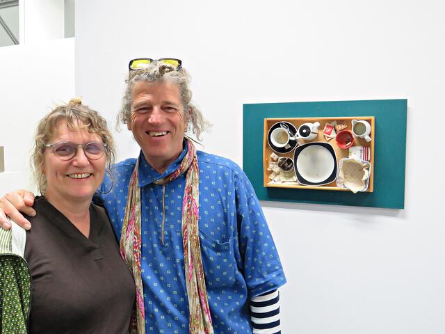 Ludwigshafener Künstler vor dem Werk von Daniel Spoerri "Kleines Frühstück" | Foto: Brigitte Melder