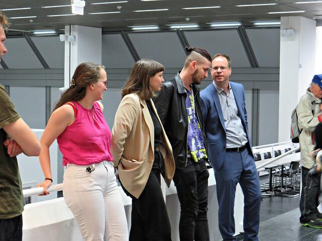 Entspannte Gespräche vor der Ausstellung | Foto: Brigitte Melder