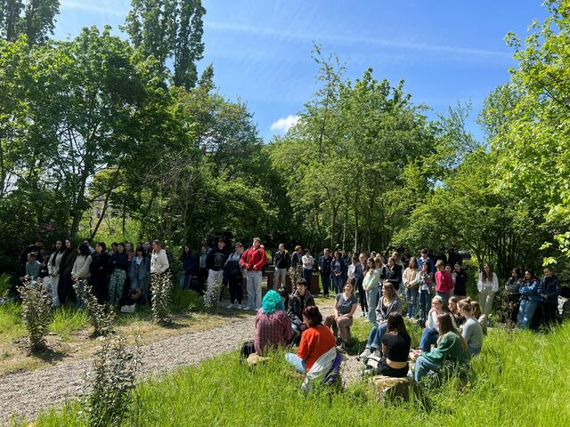 Schülerinnen und Schüler des W-H-G im neu gestalteten Schulgarten | Foto: Anne Sahler