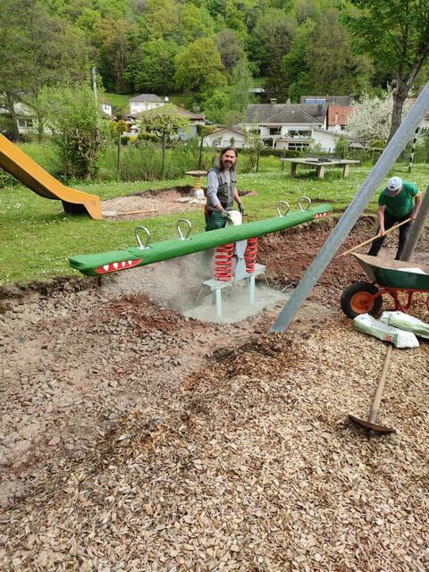 Helfer mit Krokodil  | Foto: Scheibel