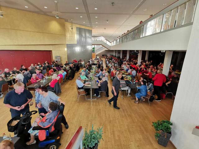 Für alle, die lieber drinnen sitzen: Auch im Foyer der Festhalle wird Gastronomie angeboten  Foto: Stadt Wörth | Foto: Stadt Wörth