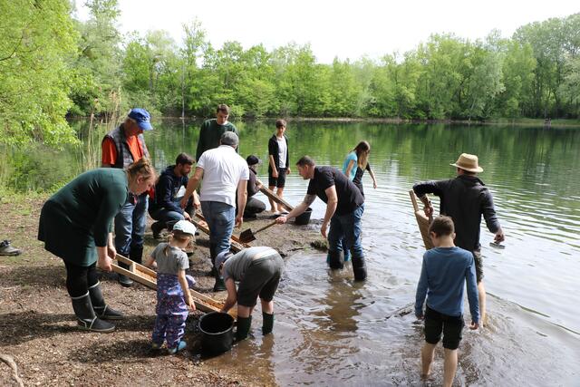 Goldwaschkurs bei Leimersheim - die Gruppe bei der "Arbeit" | Foto: Heike Schwitalla