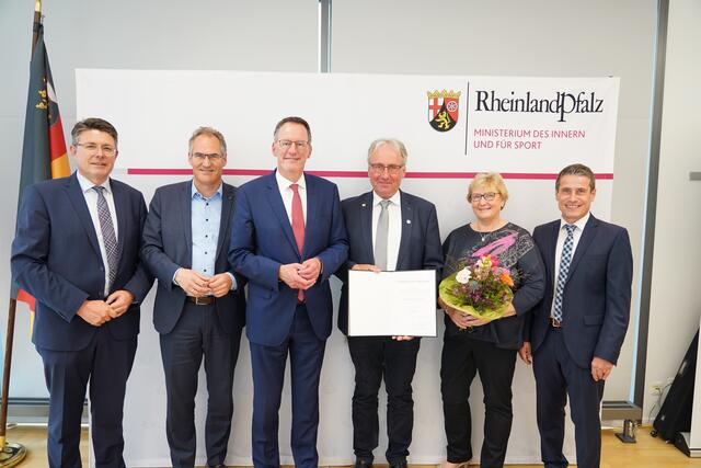 Helmut Leonhard (Dritter von rechts) aus Heuchelheim-Klingen bei der Übergabe der Ehrennadel in Mainz.   | Foto: MdI RLP 
