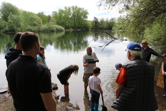 Goldwaschkurs bei Leimersheim - Geologe Michael Leopold erklärt, warum es im Rhein und am Rhein überhaupt Gold gibt | Foto: Heike Schwitalla
