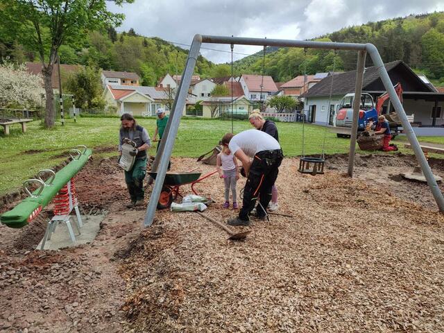 Gemeinsam wird Hand angelegt | Foto: Scheibel