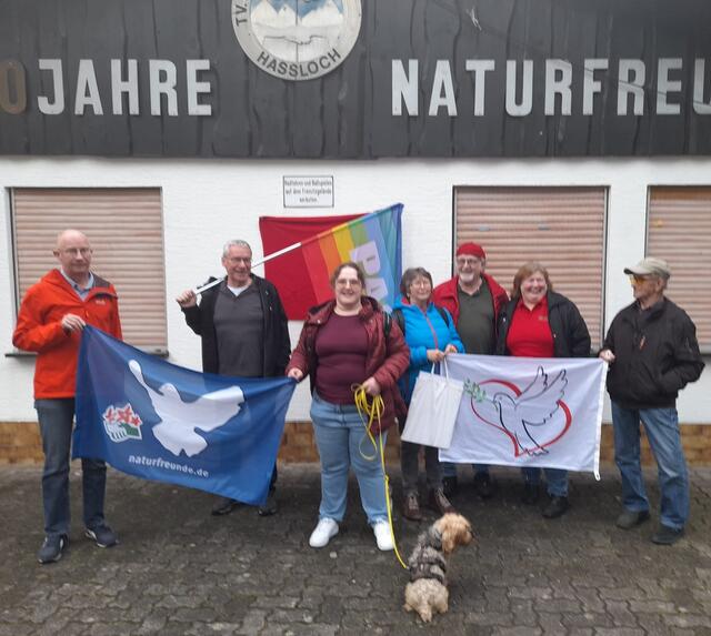 Am Naturfreundehaus in Haßloch eine Gedenktafel für die Opfer der NS-Diktatur enthüllt. Foto: Manuela Müller
