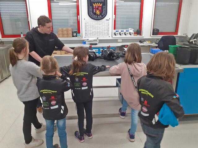 Beim Besuch der Feuerwehr Annweiler wurde den Bambinis die Atemschutzwerkstatt ausführlich erklärt! | Foto: S. Reich