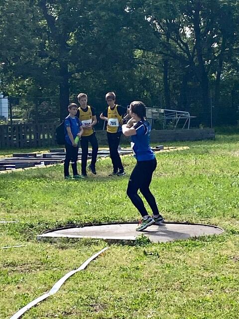 Emma Schubert beim Kugelstoßen | Foto: Laura Schubert