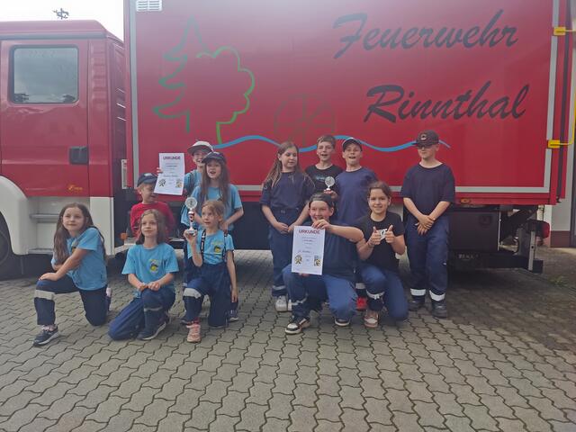 Bambinis und Jugend mit der Urkunde vom Wettkampf in Albersweiler! | Foto: C. Daußmann