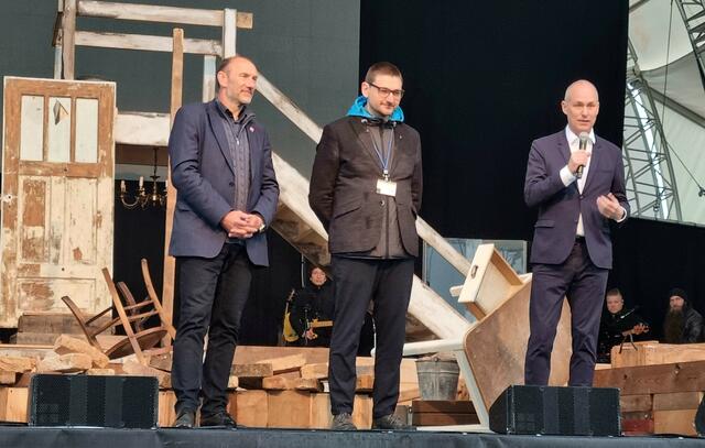 Mit einer Spende von 150.000 Euro hat die Mannheimer Runde die Realisierung des Joy-Fleming-Musicals ermöglicht. Bei der Premiere erläuterte Vorsitzender Stefan Kleiber (rechts) im Interview mit dem kulturellen Teamleiter, Fabian Burstein (mitte), warum sich die Mittelstandsvereinigung hier so stark engagiert. Auch BUGA-Leiter Michael Schnellbach (links) freute sich, dieses Highlight im Programm der Bundesgartenschau zu haben. | Foto: Foto:Rathgeber