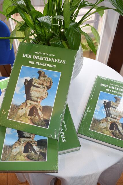 Das Buch „Der Drachenfels bei Busenberg“ von Wolfgang Schultz  | Foto: B. Bender