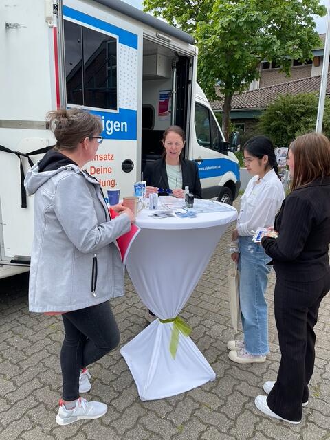 Jana Friedrich und Sylvia Hübner erklären Lea und Carina die Arbeit in Pflegeberufen. | Foto: Weiler