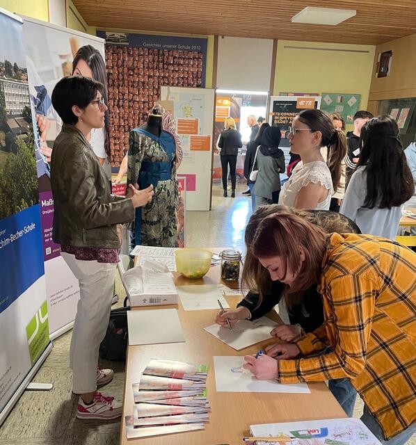 Kreativität ist gefragt für eine Ausbildung zur Maßschneiderin. | Foto: Weiler